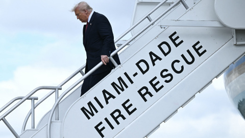 El presidente de EEUU, Donald Trump, desembarca del Air Force One en el aeropuerto internacional de Miami, en una foto de archivo. El presidente de EEUU, Donald Trump, desembarca del Air Force One en el aeropuerto internacional de Miami, en una foto de archivo.