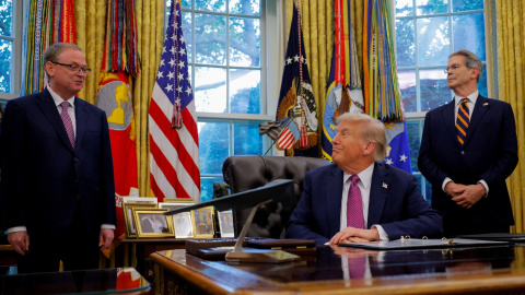El presidente de EEUU, Donald Trump, en el Despacho Oval, con el secretario del Tesoro, Scott Bessent, y el asesor económico de la Casa Blanca, Kevin Hassett.