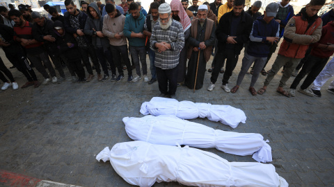 Funeral de los palestinos que, según los médicos, murieron en un ataque israelí el martes, en el Hospital Al-Shifa en la ciudad de Gaza.