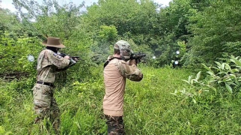 Así son los entrenamientos con armas de los terroristas neonazis de 'The Base' En este vídeo se ve a miembros del grupo terrorista neonazi 'The Base' entrenando con armas de fuego en Appalachia, EEUU.<br />