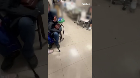 Los sanitarios del hospital La Paz de Madrid denuncian el colapso de las urgencias Camillas en los pasillos, pacientes en butacas y taburetes... Los sanitarios del madrileño hospital de La Paz denuncian el colapso de las urgencias.
Ante estas circunstancias, el personal sanitario se ha visto obligado a dejar constancia de la situación en el juzgado de guardia hasta en dos ocasiones a lo largo de la jornada.
Aunque éstos y otros partes al juez no han tenido recorrido judicial por el momento, las notificaciones tratan de evitar que en un futuro se culpe al personal de