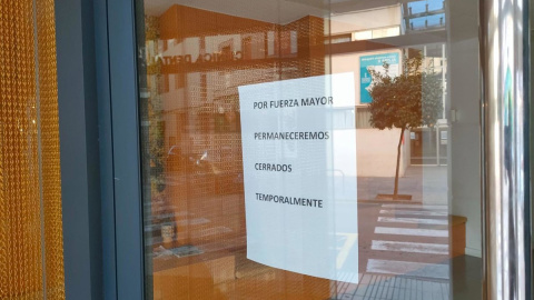 Cartel en la clínica dental de Alzira donde fue tratada la menor fallecida. Cartel en la clínica dental de Alzira donde fue tratada la menor fallecida.