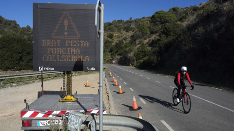 Un cartel avisa del brote de peste porcina africana en los accesos al Parque Natural de Collserola. Un cartel avisa del brote de peste porcina africana en los accesos al Parque Natural de Collserola.