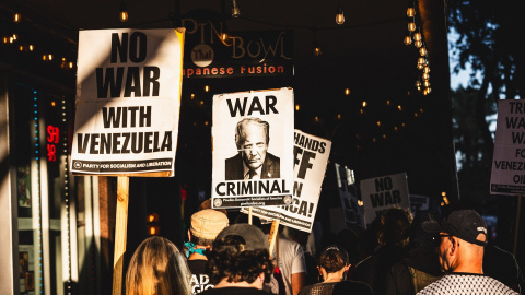 EuropaPress_7105410_16_november_2025_us_st_petersburg_coalition_of_activist_groups_including Grupos de activistas protestan contra una posible intervención de Estados Unidos en Venezuela.