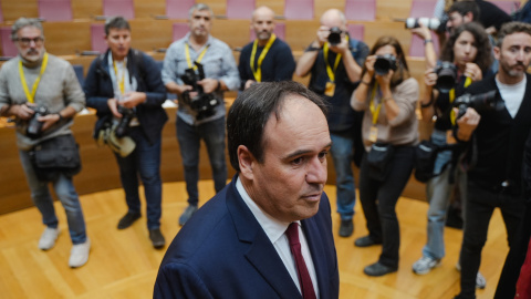 El nuevo 'president' de la Generalitat valenciana, Juanfran Pérez Llorca, en Les Corts Valencianes.