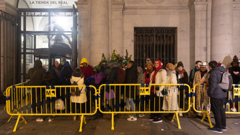 Foto de archivo de decenas de personas haciendo cola para el Sorteo Extraordinario de la Lotería de Navidad. Foto de archivo de decenas de personas haciendo cola para el Sorteo Extraordinario de la Lotería de Navidad.