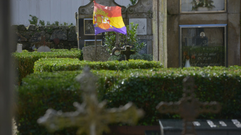 Imagen de archivo de una bandera republicana en un cementerio de Pontevedra, Galicia.