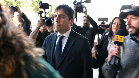 Salvador Plasencia llega para su sentencia por cargos de suministrar ketamina a Matthew Perry.