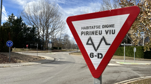 Una senyal de trànsit a la Cerdanya pintada amb el lema 'Habitatge digne Pirineu Viu'.