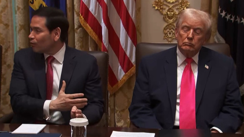 Donald Trump se queda dormido durante una reunión en la Casa Blanca.