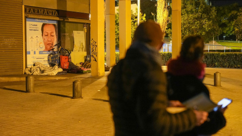 Voluntaris d'Arrels Fundació observen persones dormint al carrer a Barcelona.