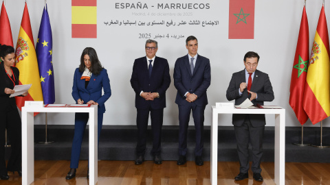 El presidente del Gobierno, Pedro Sánchez (2d), y el jefe de Gobierno marroquí Aziz Akhannouch (3i) asisten a la firma de un acuerdo entre el ministro de Exteriores, José Manuel Albares (d), y la ministra marroquí de Economía y Finanzas, Nadia Fettah (2i), en el marco de la reunión de alto nivel entre ambos países, este jueves, en el Palacio de la Moncloa