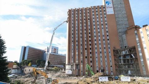 Inicio de la demolición de una torre del Hospital 12 de Octubre. Archivo. Inicio de la demolición de una torre del Hospital 12 de Octubre. Archivo.
