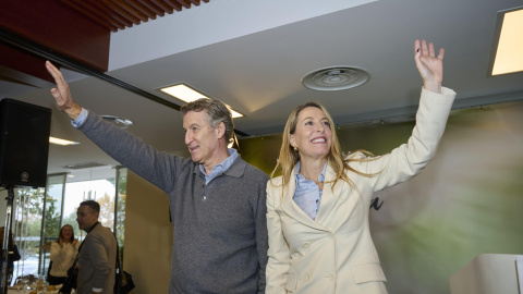 La presidenta de la Junta de Extremadura, María Guardiola (d), y el presidente del Partido Popular, Alberto Núñez Feijóo (i), durante un mitin del PP, a 4 de diciembre de 2025, en Don Benito, Badajoz, Extremadura (España).