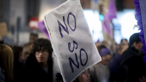 Una pancarta durante una concentración por el día de la Eliminación de la violencia contra las Mujeres, a 25 de noviembre de 2025, en Madrid (España).
