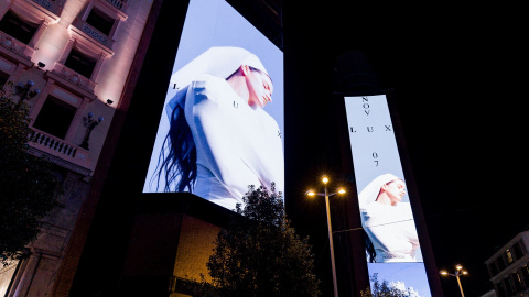 Portada del nuevo álbum de Rosalía, 'Lux', proyectada en la plaza de Callao de Madrid. Portada del nuevo álbum de Rosalía, 'Lux', proyectada en la plaza de Callao de Madrid.