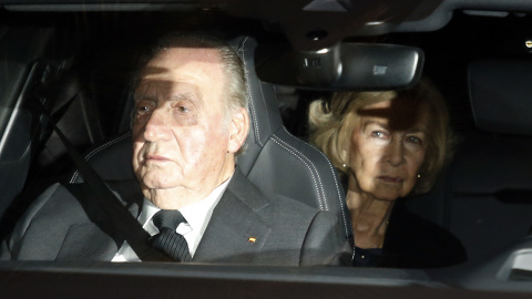 Juan Carlos de Borbón y Sofía de Grecia, en 2020 en Madrid en el coche en el que acudieron al funeral de la hermana del exrey, Pilar de Borbón.