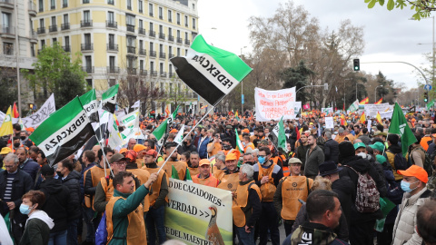 Varios manifestantes, con pancartas y banderas durante la marcha por el mundo rural ‘20M’, a 20 de marzo de 2022, en Madrid (España).
