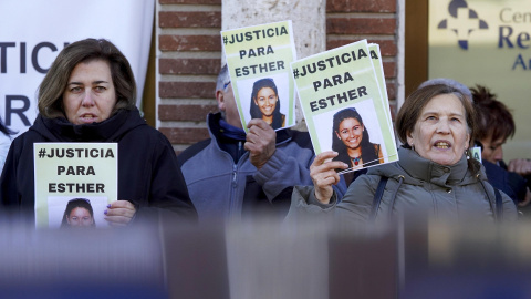 Familiares y amigos de Esther López durante la concentración celebrada a la puertas de los juzgados de Valladolid.