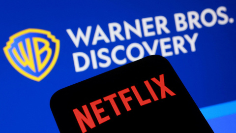 Una ilustración muestra los logos de Netflix y de Warner Bros Discovery.