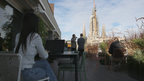 Treballadors i nòmades digitals a la terrassa de una oficina de Cloudworks de Barcelona.