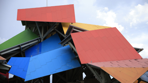 Fotografía que muestra un detalle del techo del Biomuseo de Panamá.