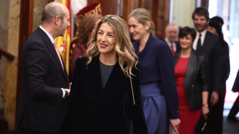 El presidente del Senado, Pedro Rollán, y la presidenta del Congreso, Francina Armengol, saludan a la vicepresidenta segunda y ministra de Trabajo, Yolanda Díaz, durante el acto institucional por el Día de la Constitución.