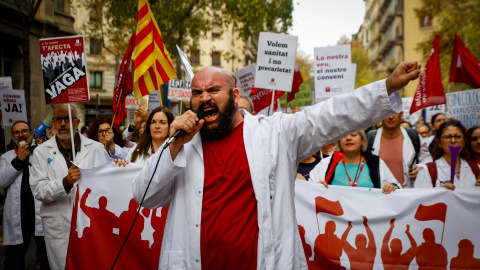 EuropaPress_7157824_medicos_cataluna_manifestacion_frente_delegacion_gobierno_catalunya Un grupo de médicos durante la manifestación frente a la Delegación del Gobierno en Catalunya.