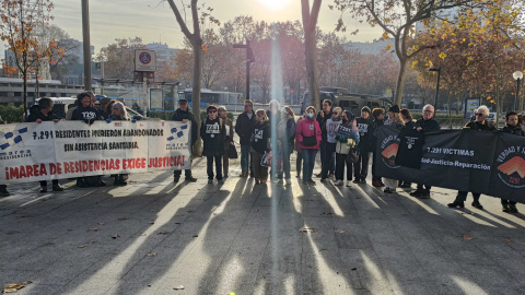 Un grupo de familiares de víctimas fallecidas en las residencias durante la pandemia se manifiestan a las puertas de los juzgados de Plaza de Castilla.