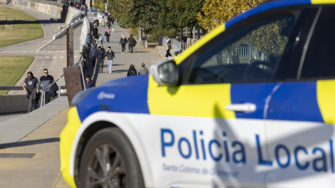 Policía local en Fluvial del Besós La Policía local controla la prohibición de paso al parque Fluvial del Besós que permanece cerrado debido al brote de peste porcina africana.