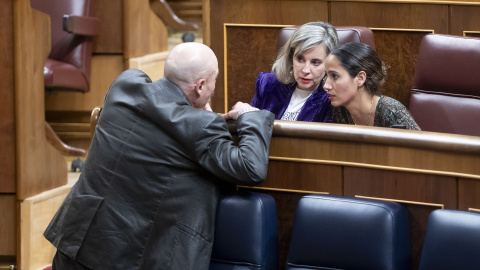 Txema Guijarro, Verónica Martínez Barbero y Tesh Sidi (los tres, diputados de Sumar), durante un Pleno en el Congreso de los Diputados.
