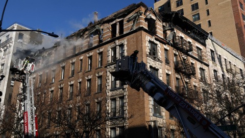 Los bomberos de la ciudad de Nueva York (FDNY) trabajan para apagar un incendio en un edificio residencial de seis pisos en el Upper West Side de Nueva York. Los bomberos de la ciudad de Nueva York (FDNY) trabajan para apagar un incendio en un edificio residencial de seis pisos en el Upper West Side de Nueva York.