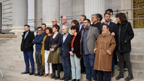 Diputados de todas las formaciones que han firmado la ley han llevado a cabo un acto este martes en los exteriores del Congreso.