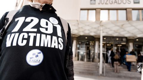 EuropaPress_7157902_persona_protesta_victimas_residencias_pandemia_frente_juzgados_plaza El familiar de uno de los fallecidos en las residencias de la Comunidad de Madrid durante la pandemia del covid, ante los juzgados de la Plaza de Castilla este martes.