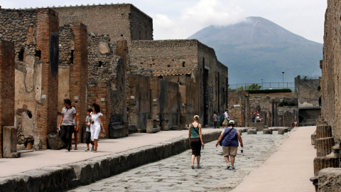 Fotografía de archivo de visitantes caminando en Pompeya, la famosa ciudad vecina a Nápoles que fue destruida en el año 79 d.C. por la erupción del Monte Vesubio. Fotografía de archivo de visitantes caminando en Pompeya, la famosa ciudad vecina a Nápoles que fue destruida en el año 79 d.C. por la erupción del Monte Vesubio.