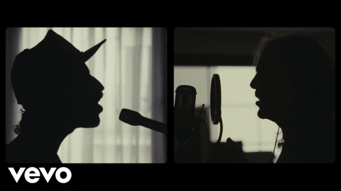 Leiva – Caída Libre feat. Robe

Escucha el álbum 'Gigante' completo aquí: https://www.youtube.com/playlist?list=PLxgAWS2zvoDtwz3F1rWE9a2YNz8a7W3_s
Escucha los éxitos de Leiva aquí: https://www.youtube.com/playlist?list=PLxgAWS2zvoDucr7E-0YbvnbOtUATm7u8m

Escucha más de Leiva:
Spotify: https://open.spotify.com/intl-es/artist/5Hsv8dUHHOdnn72q4XIVz7 
Amazon Music: https://open.spotify.com/intl-es/artist/5Hsv8dUHHOdnn72q4XIVz7 
Apple Music:   https://music.apple.com/es/artist/leiva/175437307    
YouTube: https://music.youtube.com/channel/UCVY2na9iDAShVRRKWYMC10g  

Sigue a Leiva:
Instagram: https://www.instagram.com/leivaoficial_/ 
Fabebook: https://www.facebook.com/Leiva.Official/ 
Twitter: https://x.com/leiva_oficial 
Web oficial: 
https://www.leivaweb.es/ 
https://www.sonymusic.es/artista/leiva/

Letra:
Si encontrara silencio en mi ruido mental 
dormiría diez días y un año. 
Si avistara la causa de mi tempestad 
me pondría a chillar como un gallo. 
 
Hoy hasta las moscas me pasan de largo, 
será que algo les huele mal. 
El griterío de mis pensamientos 
a toda velocidad. 
Hasta los huevos de esperar un milagro, 
cansado de avanzar marcha atrás. 
 
Me tomo la pastilla roja, 
bebo 0,0, me alimento bien. 
Hay un millón de muebles que mover 
y no sé detrás de cuál está  
lo que he perdido.  
 
Todo tiene luz de probador, 
ya no me reconozco, y me importa bien poco. 
En cuanto me dé un rayo de sol 
voy a hacerme una foto en un fotomatón. 
 
Quién es que llama a mi cabeza a todas horas, 
que puede remendar todas las hojas 
que han caído al suelo  
como un árbol en invierno 
y sé que sólo estoy mirando de otra forma, 
que voy a dar la vuelta a nuestra sombra 
mientras busco el modo de remontar el vuelo. 
 
A veces hago maniobras 
para retomarlo donde lo dejé, 
hay demasiados frentes a la vez 
y no consigo ver  
quién coño es el enemigo. 
 
Todo tiene luz de probador, 
ya no me reconozco, y me importa bien poco. 
En cuanto me dé un rayo de sol 
voy a hacerme una foto. 
Todo tiene luz de probador, 
ya no me reconozco, y me importa bien poco. 
En cuanto me dé un rayo de sol 
voy a hacerme una foto en un fotomatón. 

Créditos de la canción:
Composed by Leiva 
Lyrics by César Pop and  Leiva
Published by: Universal Music Publishing Spain   
Performer: Leiva (Primary) and Robe (Featured)   
Bajo, Guitarra Acústica y Voz: Leiva 
Voz: Robe 
Guitarra Eléctrica y Guitarra Acústica: Carlos Raya 
Producido por: Carlos Raya 
Grabado por: Héctor Oidal / Carlos Raya At Riff Raff Estudios 
Voz de Robe Grabada en Tresnueves Estudio (Almendralejo) Por: Álvaro Rodríguez Barroso 
Mezclado por: Carlos Raya At Riff Raff Estudios 
Masterizado por: Ted Jensen At Sterling Sound 
Producción Ejecutiva: Paco López 
Coordinación de Proyecto: Paz Vila    
Rec Period - 2024   
Recorded at Riff Raff Estudios (Madrid), Spain     
Robe aparece por cortesía de El Dromedario Records      
Repertoire Owner: SME España, S.L.  

(P) 2025 Sony Music Entertainment España, S.L        
    
#Leiva #CaídaLibre #Robe #Gigante