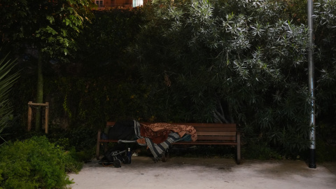 Una persona dormint en un banc a Barcelona a principis del desembre del 2025.