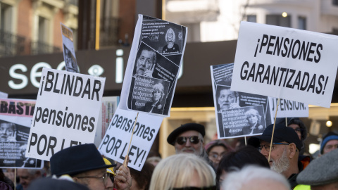 Pancartas en una manifestación en defensa de la revalorización de las pensiones. Pancartas en una manifestación en defensa de la revalorización de las pensiones.