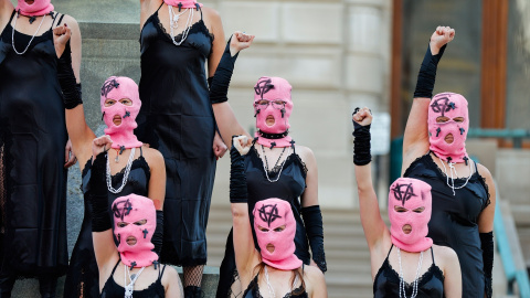 El grupo activista ruso Pussy Riot levanta los puños durante el videoclip de la canción "God Save Abortion" para protestar contra la prohibición casi total del aborto en Indiana, en las escaleras del Capitolio Estatal de Indiana en Indianápolis. El grupo activista ruso Pussy Riot levanta los puños durante el videoclip de la canción "God Save Abortion" para protestar contra la prohibición casi total del aborto en Indiana, en las escaleras del Capitolio Estatal de Indiana en Indianápolis.