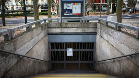 Una entrada de metro cerrada durante la huelga general contra el plan del gobierno de reformar las leyes laborales en Portugal. Una entrada de metro cerrada durante la huelga general contra el plan del gobierno de reformar las leyes laborales en Portugal.