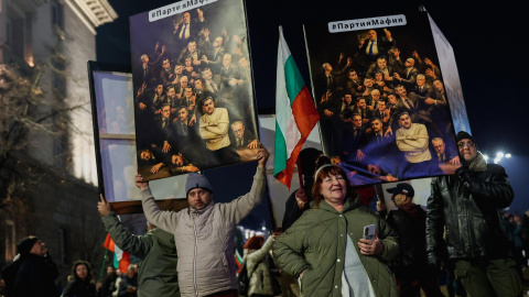 Manifestantes con carteles, la pasada noche en Sofía (Bulgaria).