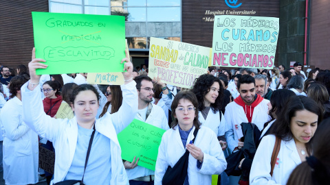 EuropaPress_7163334_decenas_medicos_concentracion_convocada_sindicato_medico_contra_estatuto Decenas de médicos durante una concentración convocada por el Sindicato Médico contra el Estatuto Marco propuesto por el Ministerio de Sanidad, a 11 de diciembre de 2025, en Santander, Cantabria (España).