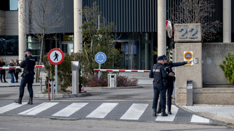 Registro de la sede de la aerolínea Plus Ultra Efectivos de la Guardia Civil y de la Policía Nacional durante un registro de la sede de la aerolínea Plus Ultra.