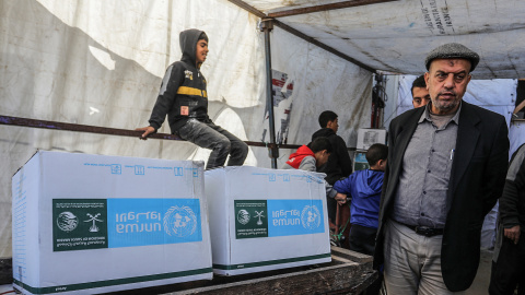 Palestinos reciben ayuda humanitaria de la UNRWA. Palestinos reciben ayuda humanitaria del Organismo de Obras Públicas y Socorro de las Naciones Unidas para los Refugiados de Palestina (UNRWA).