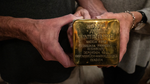 Isabel y Jesús junto a un 'stolpersteine' que espera a ser colocado. Isabel y Jesús junto a un 'stolpersteine' que espera a ser colocado.