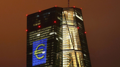 El símbolo del euro proyectado sobre la fachada de la sede del BCER en Fráncfort. El símbolo del euro proyectado sobre la fachada de la sede del BCER en Fráncfort.