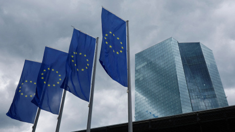 Banderas de la UE delante de la sede del BCE en Fráncfort. Banderas de la UE delante de la sede del BCE en Fráncfort.