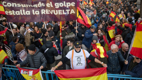 Manifestantes durante una concentración convocada por la organización de ultraderecha Revuelta frente a la sede del PSOE en Madrid, el pasado 30 de noviembre.