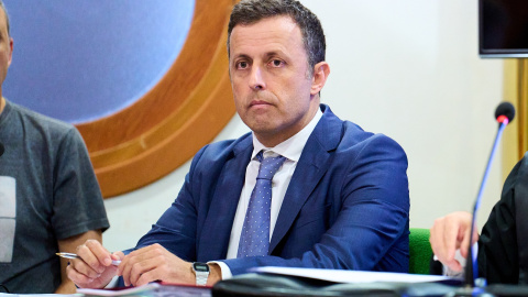 (Foto de ARCHIVO)El juez Luis Acayro durante un juicio en la Sala de los Civil y Penal del TSJC, a 18 de octubre de 2022, en Santander, Cantabria (España). El juez Luis Acayro es juzgado por un presunto delito continuado de prevaricación judicial por el que se enfrenta a 15 años de inhabilitación, además de una indemnización y el pago de una multa. Acayro fue condenado por el Tribunal Superior de Justicia de Cantabria a un año y tres meses de cárcel y a tres años de inhabilitación absoluta, pero finalmente resultó absuelto por el Tribunal Supremo.Juan Manuel Serrano Arce18 OCTUBRE 2022;SANTANDER;CANTABRIA;PREVARICACIÓN JUDICIAL;JUICIO18/10/2022