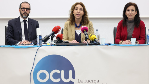 El abogado Eliseo Martínez, la directora de Comunicación de OCU, Ileana Izverniceanu, y la abogada de OCU, Miryam Vivar, en una foto de archivo.